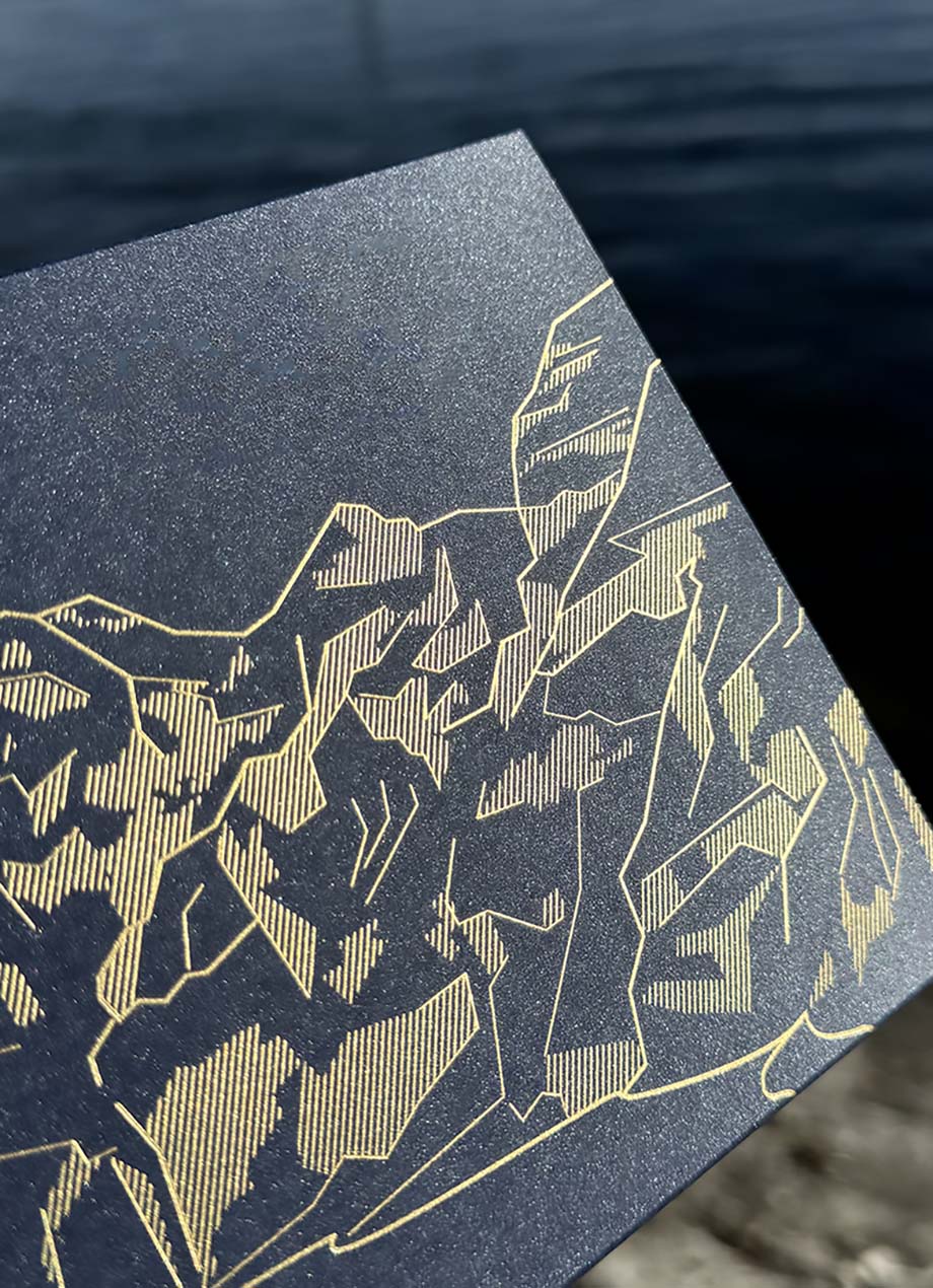 Packaging design – Sparkling paperbox with gold-embossed mountain illustration